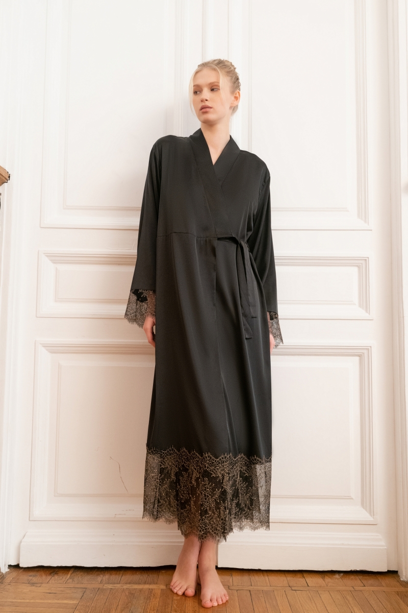 Халат женский ROSE&PETAL HOMEWEAR 2501.3 S Халат женский черный ROSE&PETAL HOMEWEAR SATIN